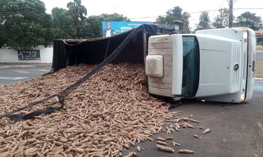 Caminhão carregado de mandioca tomba em Assis O Diário do Vale