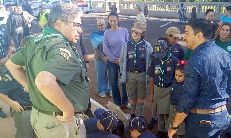 Escoteiros Participam De Plantio De Rvores Na Escola Jo O E Maria